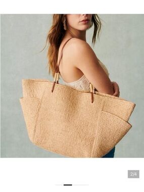 Sézane Paloma Raffia bag.  EUC.  Includes
Box and canvas bag.